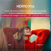 Uma foto de uma garota com um suéter vermelho dividida ao meio mostrando o lado esquerdo em SDR e o lado direito em HDR10 Pro. O lado direito da imagem é mais nítido e com melhor contraste em comparação ao lado esquerdo. O título fala sobre como o HDR10 Pro oferece qualidade de imagem elevada e contraste mais definido. 