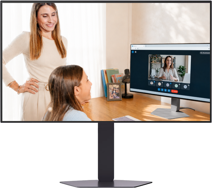 Mãe e filha olhando juntas para o monitor LG com uma aula online, em uma mesa iluminada