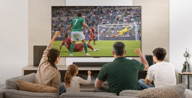 Imagem com uma pessoa e eletrodomésticos LG.
