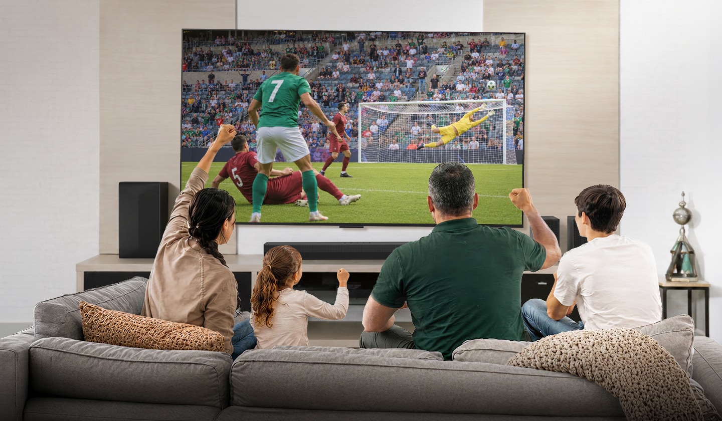 Família assistindo a um jogo de futebol em uma grande TV LG na sala de estar