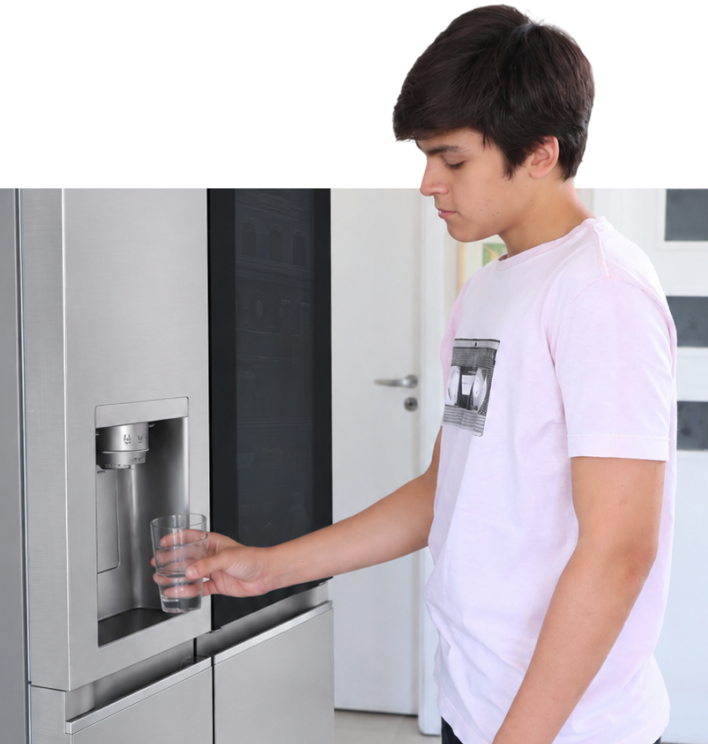 O filho de Marcos usa o dispensador de água de uma geladeira LG.