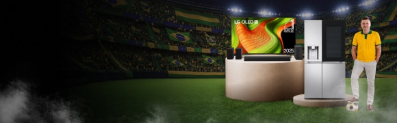 Homem com camisa amarela ao lado de produtos LG em um campo de futebol, com uma TV OLED, caixas de som, geladeiras e uma bola de futebol em destaque.