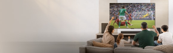 Homem com camisa amarela ao lado de produtos LG em um campo de futebol, com uma TV OLED, caixas de som, geladeiras e uma bola de futebol em destaque.