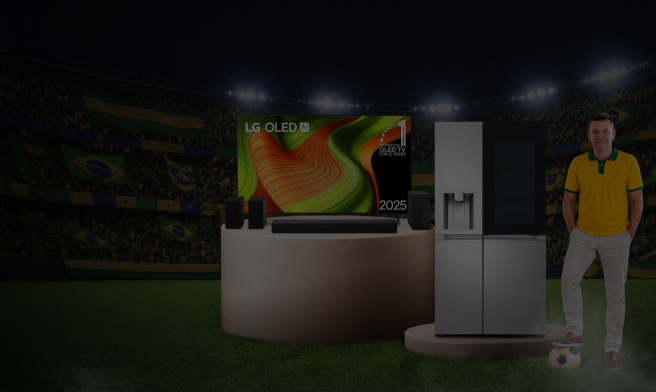 Homem com camisa amarela ao lado de produtos LG em um campo de futebol, com uma TV OLED, caixas de som, geladeiras e uma bola de futebol em destaque.