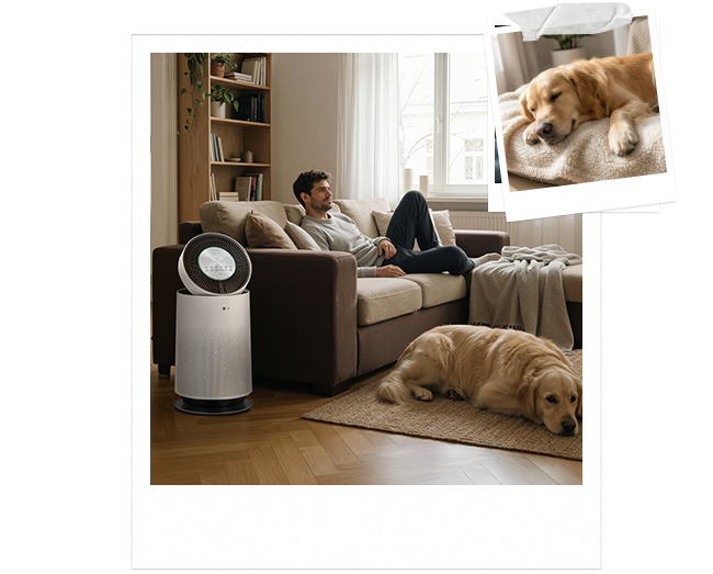 Homem relaxando no sofá com um golden retriever descansando por perto, em uma sala de estar fresca e tranquila.