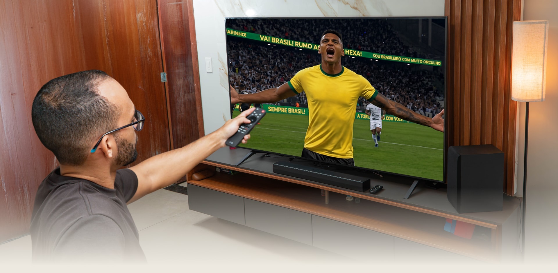 Rafinha assistindo a um jogo de futebol vibrante em uma LG QNED TV