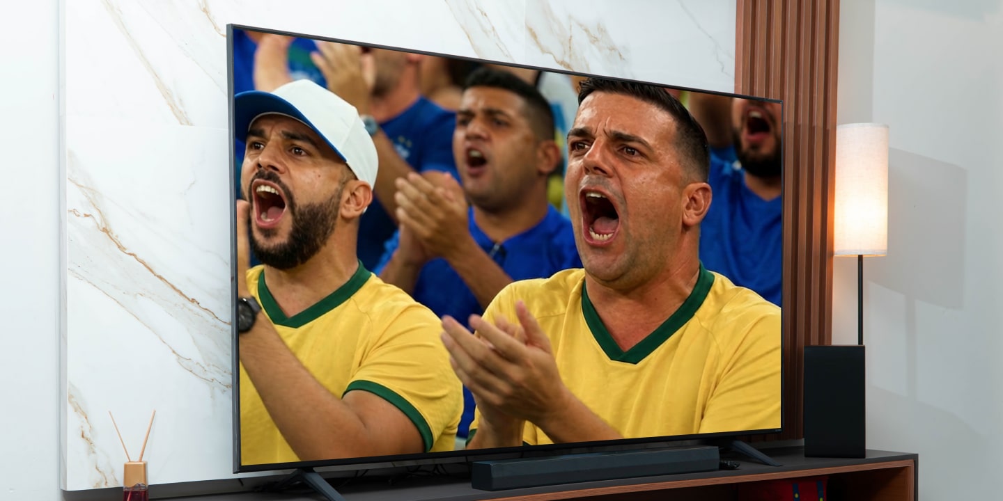 Multidões nítidas de futebol dentro da tela de uma LG QNED TV