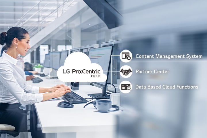 Uma mulher está trabalhando com o Pro:Centric Cloud.