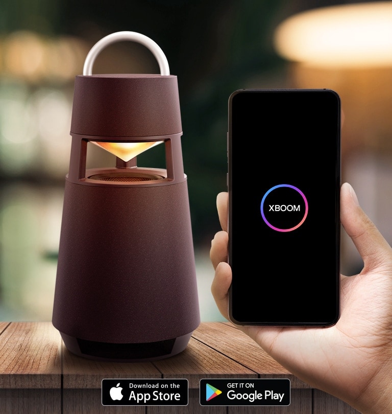 Xboom 360 e uma mão segurando um celular com a tela do aplicativo flutuando nele.