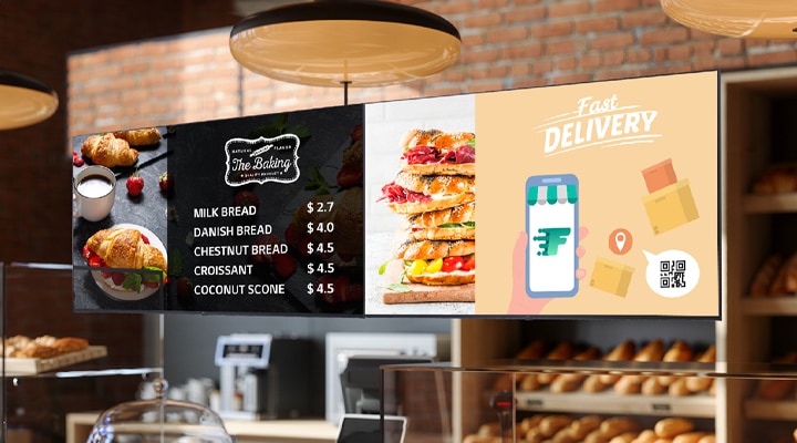 Essa imagem mostra a sinalização digital dentro de uma cafeteria exibindo um anúncio de serviços de entrega rápida.