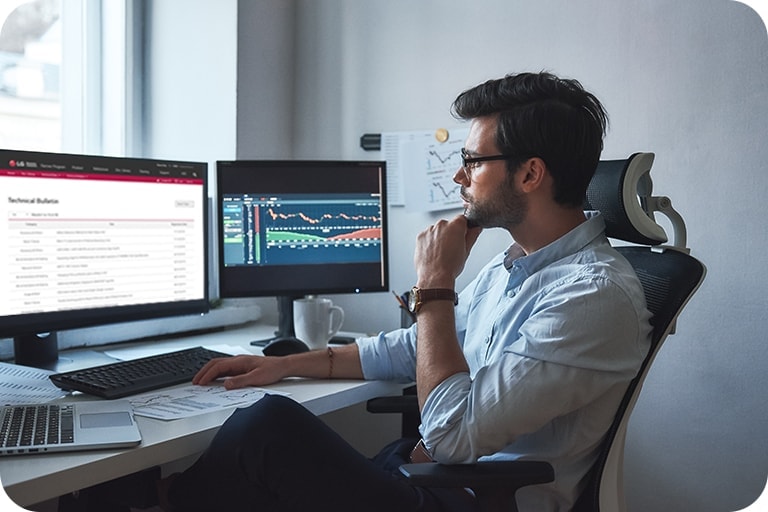 Esta imagem mostra um homem monitorando dados de HVAC