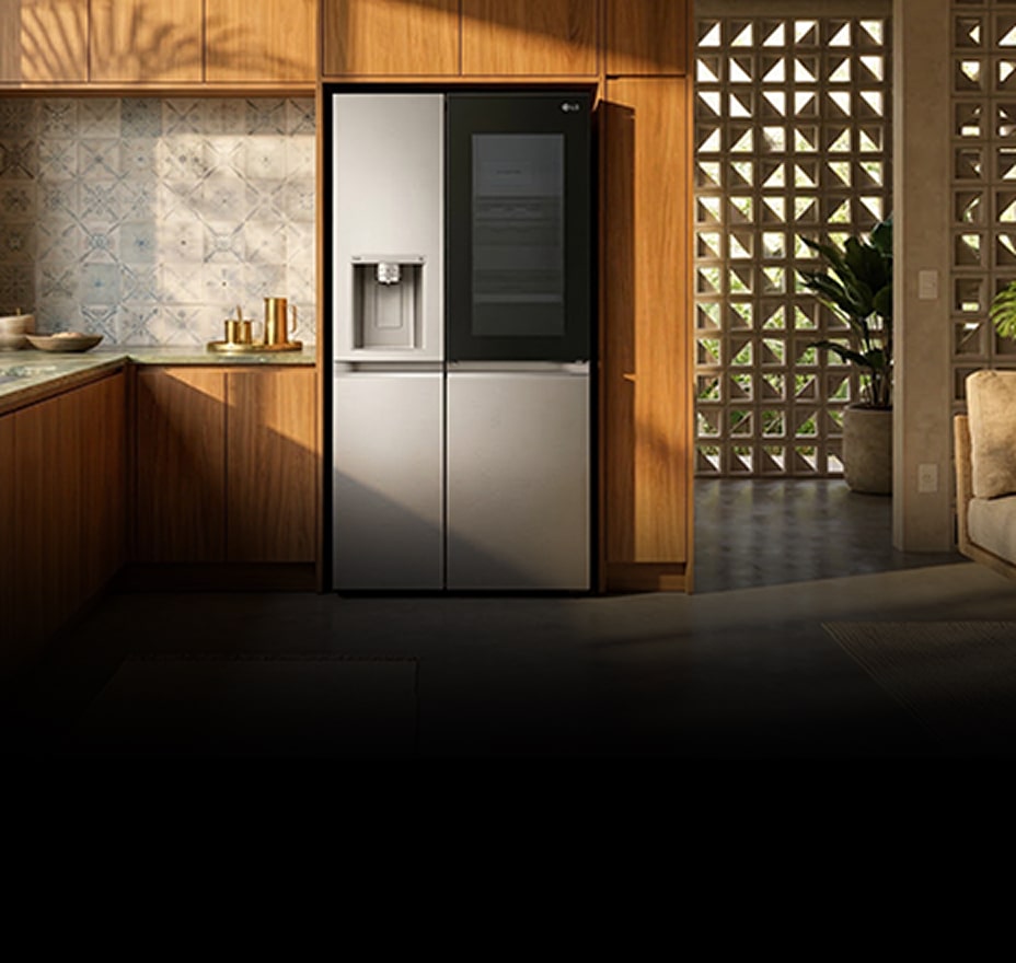 Refrigerador side-by-side preto com porta transparente e dispensador de água em uma cozinha.