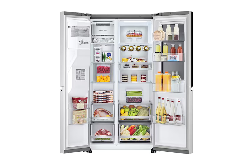 Refrigerador side by side com compartimentos verticais de refrigerador e freezer, portas abertas