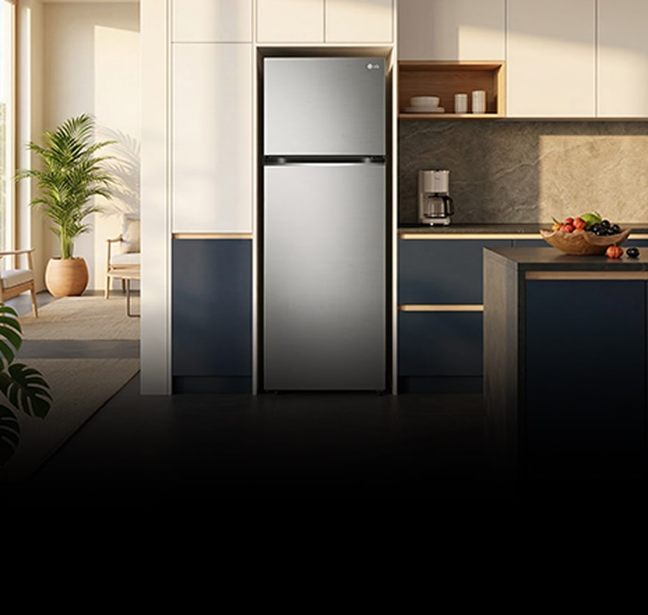 Um interior de cozinha moderna com um refrigerador embutido integrado harmoniosamente aos armários brancos, com uma sala de jantar visível ao fundo.