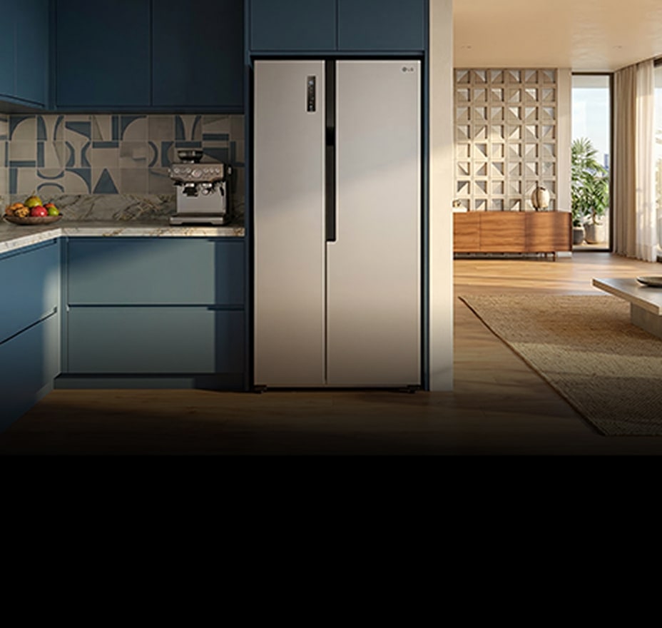 Refrigerador side-by-side prateado com design minimalista instalado em uma cozinha.