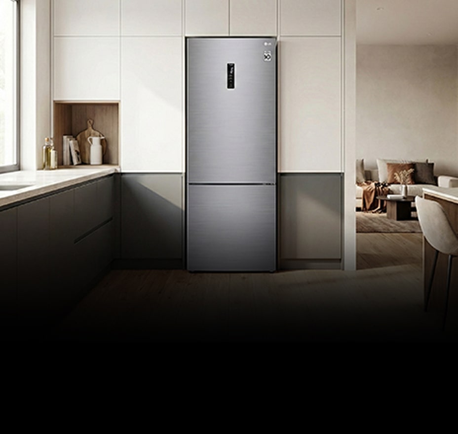 Refrigeradores em uma cozinha moderna com tons quentes e neutros.