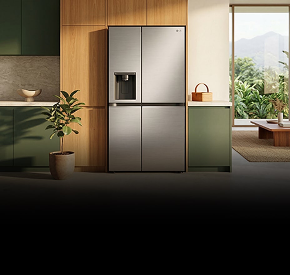 Refrigerador side-by-side preto com dispensador de água integrado em uma cozinha.