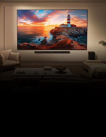 TV LG montada na parede exibindo uma imagem abstrata colorida, acompanhada por um soundbar e subwoofer em uma sala de estar moderna.