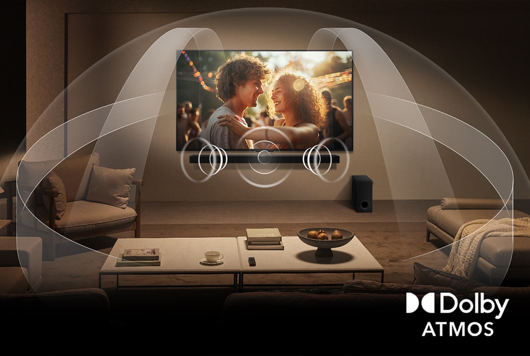 LG TV exibindo casal com ondas sonoras e ícones de alto-falantes ilustra som surround imersivo Dolby Atmos.