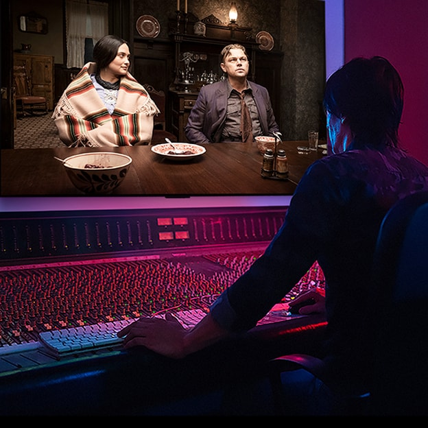 Um diretor está à frente de um painel de controle, editando o filme Killers of the Flower Moon em uma TV LG OLED. No canto inferior esquerdo aparecem os logotipos do Dolby Vision e FILMMAKER MODE.