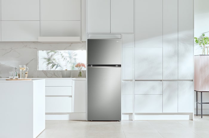 Refrigerador Top-Freezer LG GN-B372PFMB Prime Silver, integrado elegantemente em uma cozinha branca moderna e minimalista.