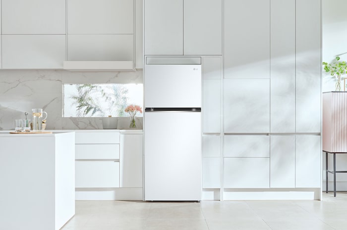 Refrigerador Top-Freezer LG GN-B372PQWB Branco, integrado elegantemente em uma cozinha moderna, minimalista e totalmente branca.