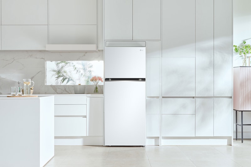 Refrigerador Top-Freezer LG GN-B372PQWB Branco, integrado elegantemente em uma cozinha moderna, minimalista e totalmente branca.