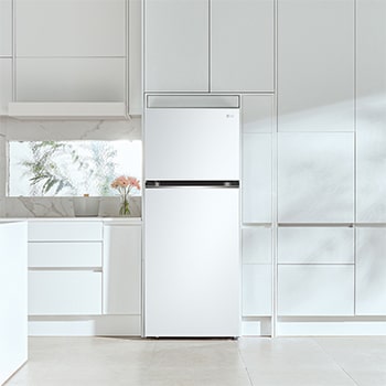 Refrigerador Top-Freezer LG GN-B372PQWB Branco, integrado elegantemente em uma cozinha moderna, minimalista e totalmente branca.