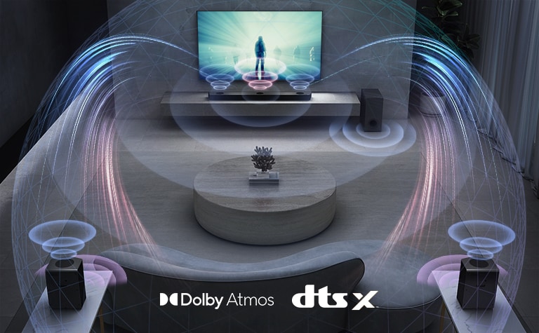 A TV LG está na parede de uma sala de estar. Um filme está sendo exibido na tela da TV. A Sound Bar LG está logo abaixo da TV sobre um rack cinza, com um subwoofer ao lado. Um conjunto com duas caixas de som traseiras está na parte de trás da sala de estar. Gráficos de efeito sonoro emanam de cada uma das caixas de som. Logotipos Dolby Atmos e DTS:X são exibidos na parte central inferior da imagem.