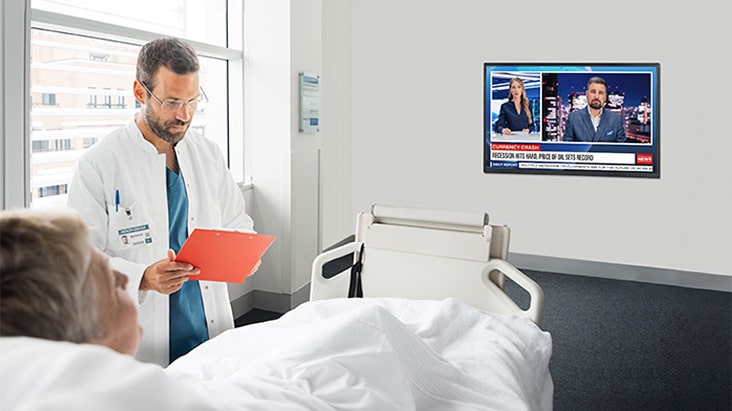 Uma TV comercial LG está instalada em um quarto de hospital.