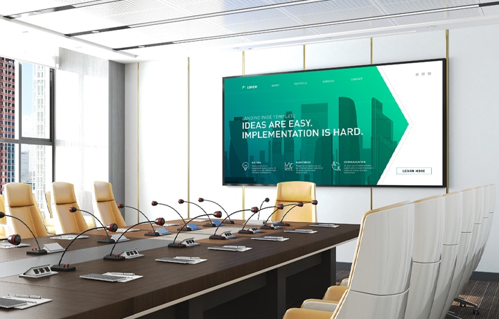 Esta imagem mostra uma sala de reuniões equipada com um monitor.
