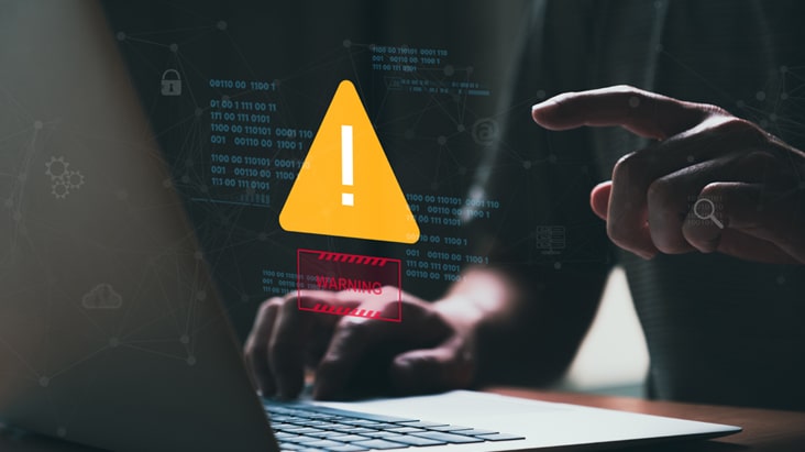 Esta imagem destaca a capacidade de um administrador de gerenciar o sistema por meio de um laptop, com detecção de problemas em tempo real.