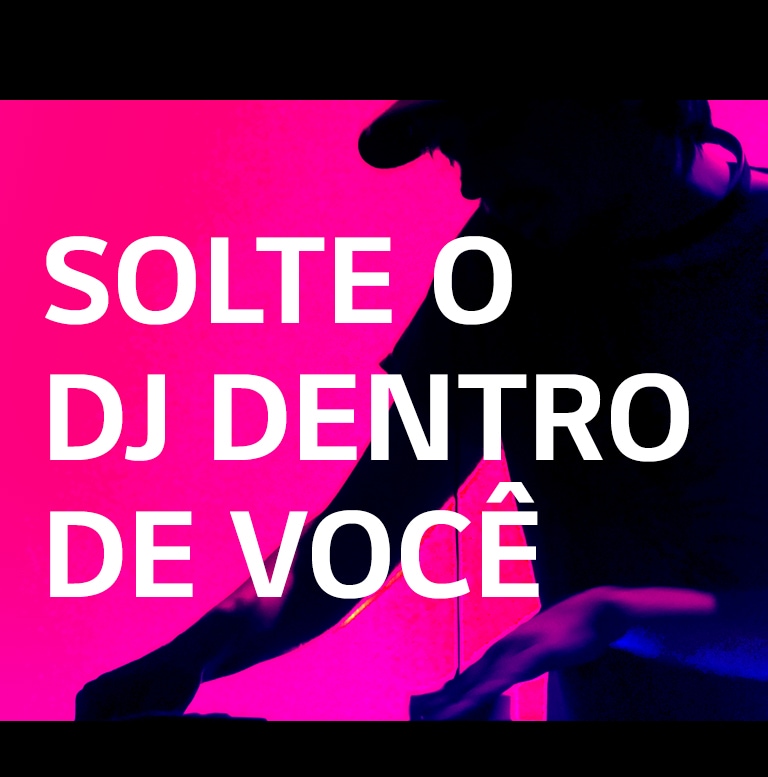 Um homem tocando em um deck de DJ