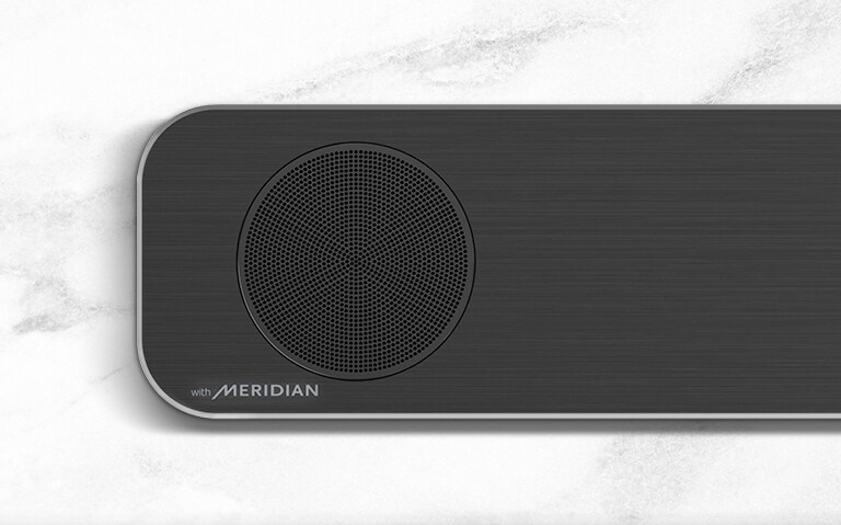 Close do lado esquerdo da LG Soundbar com o logotipo da Meridian mostrado no canto inferior esquerdo.