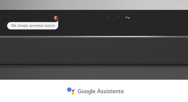 Caixa de som preta com interface do Google Assistente, comando de voz exibido à esquerda.