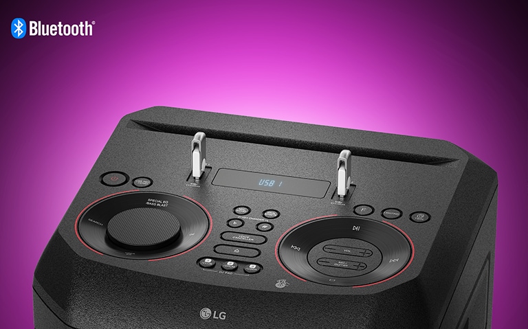 Vista aproximada dos controles na parte superior da CAIXA ACÚSTICA LG XBOOM, com dois USBs conectados. Um logotipo de Bluetooth é mostrado no canto superior esquerdo.