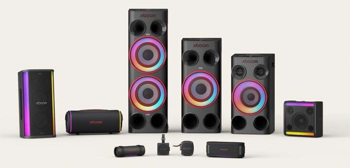 Linha LG xboom com efeitos de iluminação sincronizados entre vários alto-falantes, criando uma batida conectada e um brilho sincronizado.