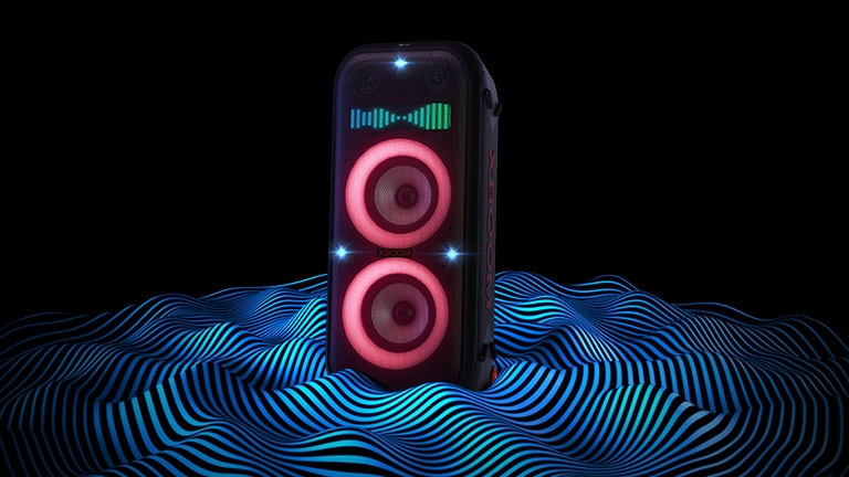 LG XBOOM XL9 está no espaço infinito. A iluminação vermelha do woofer e as luzes x-flash estão acesas. Na parte superior do alto-falante, um equalizador de som é exibido. As ondas sonoras saem da parte inferior do alto-falante para enfatizar seus graves profundos.