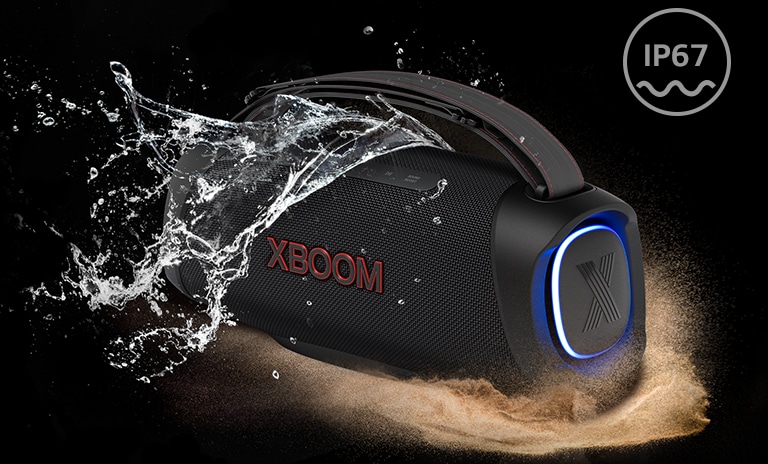 Os LG XBOOM Go XG8 são colocados em um espaço infinito. Um mostra que é à prova d'água e o outro é à prova de poeira.