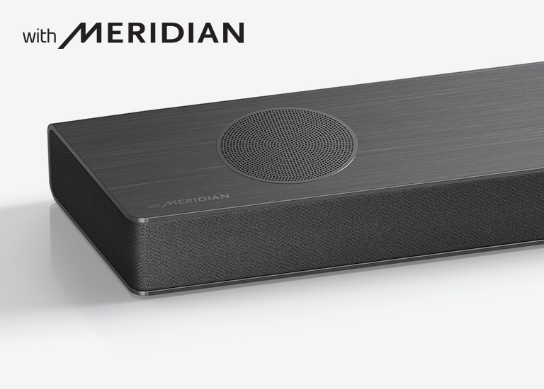 Vista aproximada da lateral esquerda da Sound Bar LG, com o logotipo Meridian exibido no canto esquerdo inferior do produto.