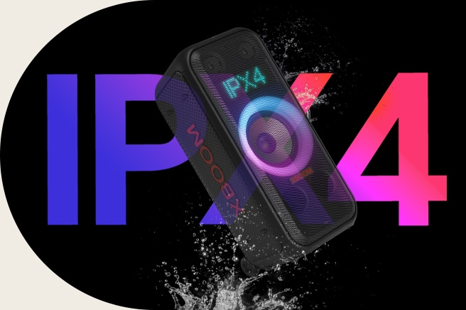 Visão diagonal do alto-falante. Água é pulverizada sobre o produto, para enfatizar a classificação IPX4. Uma palavra 'IPX4' está escrita atrás para fins de design.