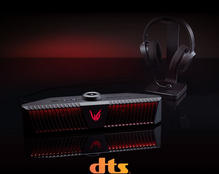 Um caixa de som gamer LG está sobre uma mesa preta, e há um headset colocado bem atrás dele. O logotipo DTS está disposto na parte inferior central da imagem.