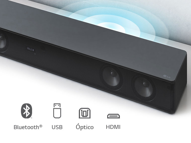 A Sound Bar LG está sobre um rack branco. Ondas sonoras emanam do alto-falante. O logotipo LG está disposto no canto direito da sound bar. São exibidos os ícones Bluetooth, USB, Óptico e HDMI.