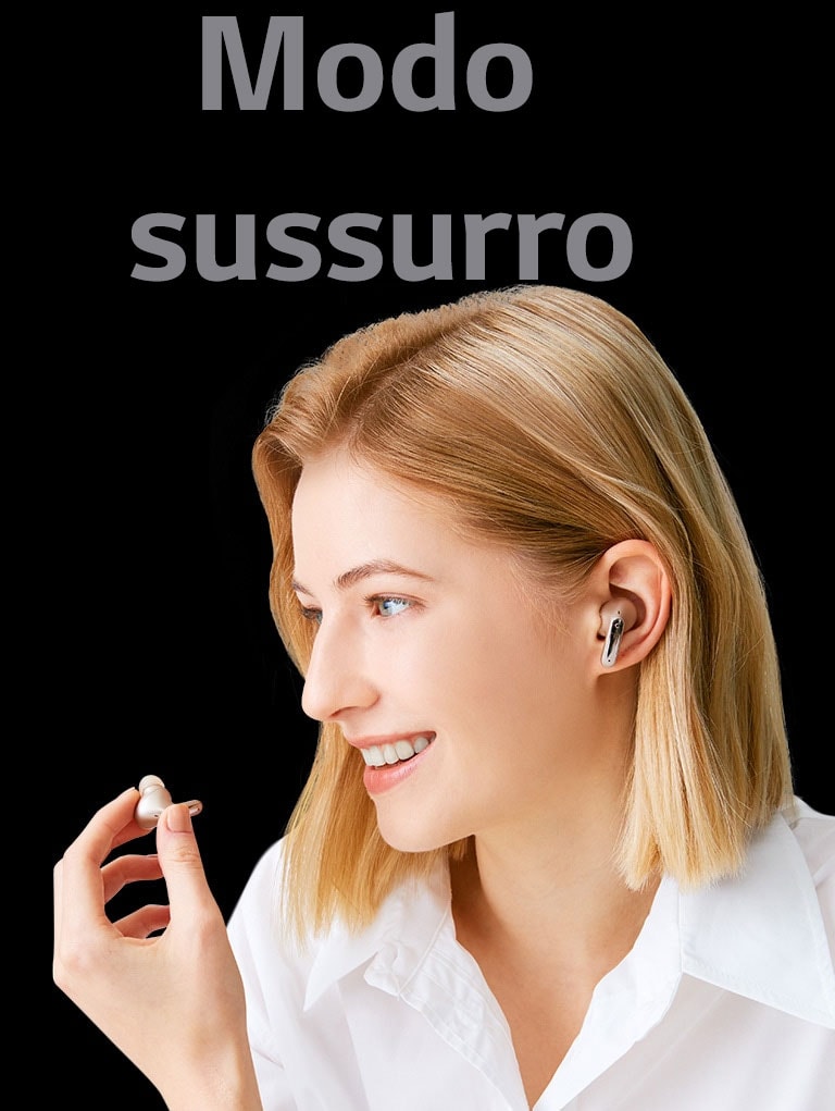 Imagem de uma mulher segurando um fone de ouvido na mão como se fosse um microfone para fazer uma ligação.