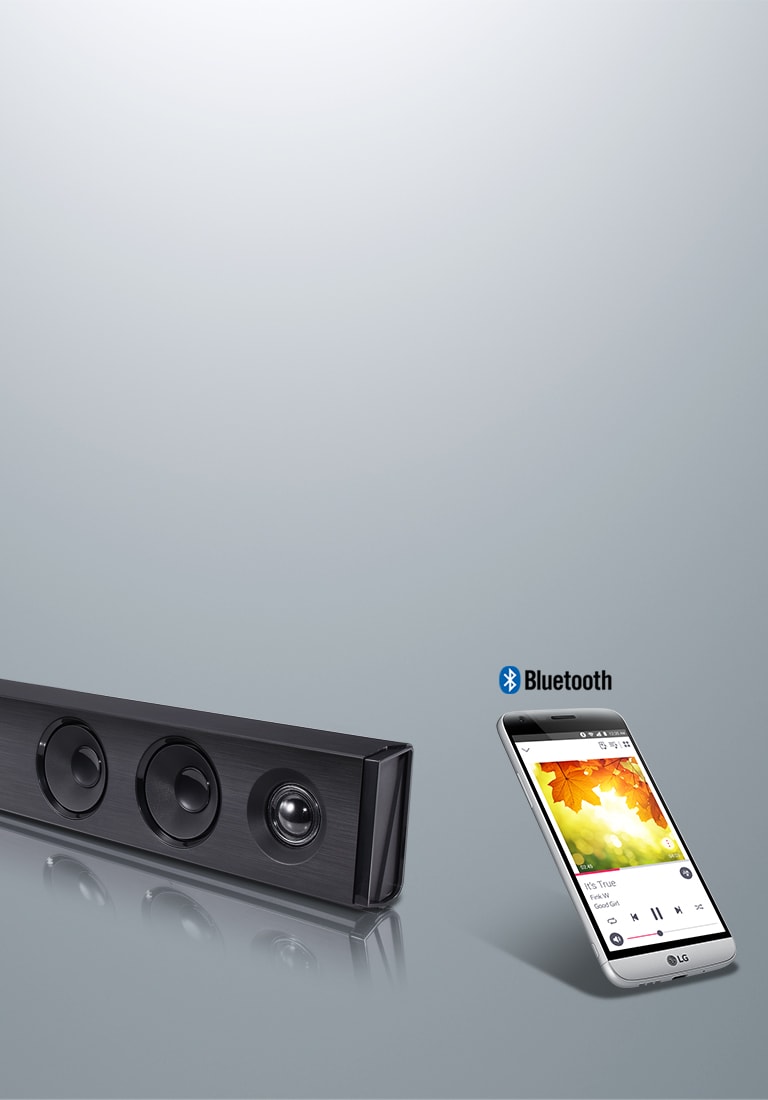 Vista diagonal da sound bar com o lado direito à frente. À direita da sound bar, está um smartphone reproduzindo uma música.