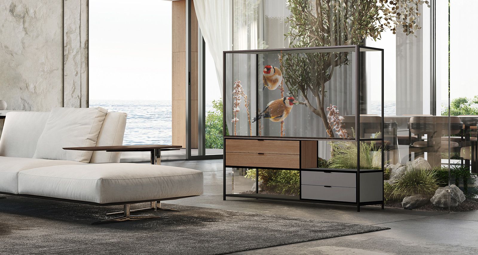 Na sala de estar de uma casa luxuosa com vista para o mar, os móveis apresentam um display OLED transparente integrado. A tela exibe imagens de pássaros que se confundem perfeitamente com a grande árvore visível atrás do display transparente.