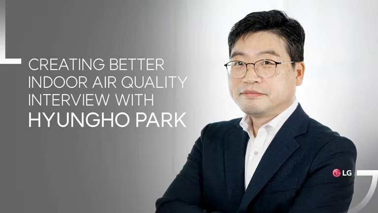 Um homem asiático de terno e óculos está à direita, enquanto a metade esquerda traz um texto indicando uma entrevista sobre como melhorar a qualidade do ar.