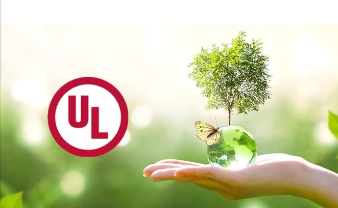 Uma mão apoiando um globo verde transparente com uma árvore e uma borboleta e um círculo de contorno vermelho com as letras U e L dentro.