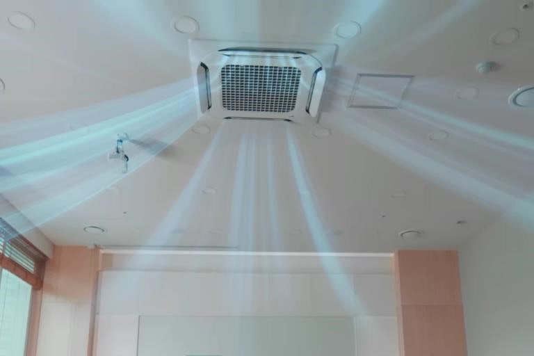 A unidade LG Dual Vane montada no teto fornece fluxo de ar para a sala através de cada uma de suas palhetas.