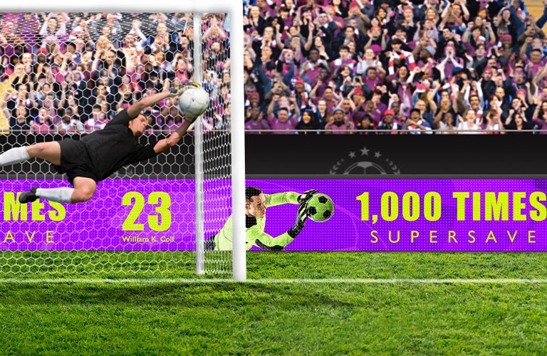 Uma partida de futebol está sendo jogada no estádio, e os LEDs estão instalados na parte inferior da mureta, ao longo das laterais do gramado para exibir os anúncios.